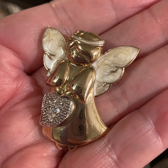 Angel pin brooch enameled wings and halo holding a heart rhinestones - Picture 2 of 5